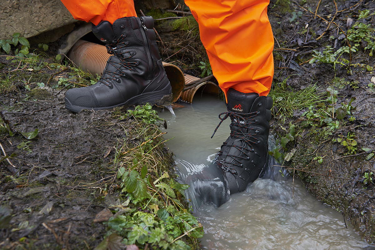 waterproof-safety-footwear-utilities
