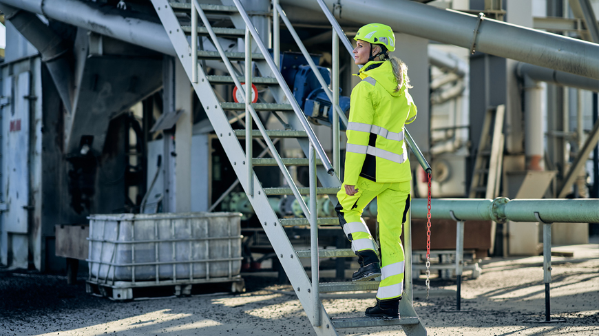 High-Visibility-Clothing-For-Women-In-Construction